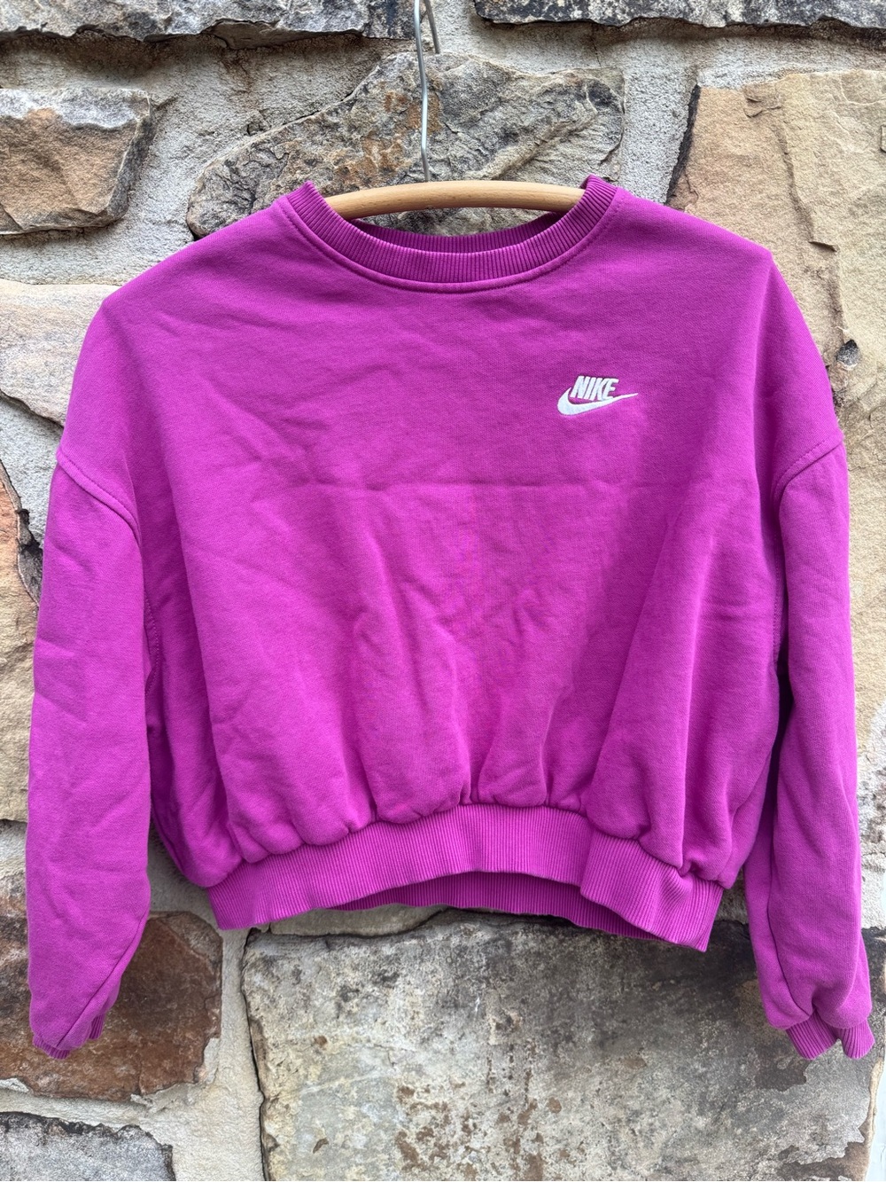 Nike Women's Cropped Crew Sweatshirt in Bright Fuchsia
